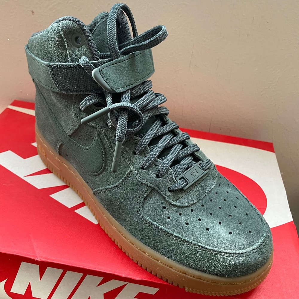 Nike Air Force 1 Hi SE in dark green
